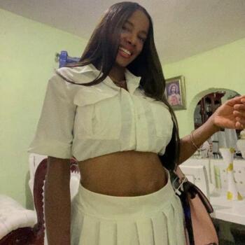 Babysitter in Baní: Yeraini