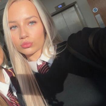 Babysitter Worcester Park: Lily