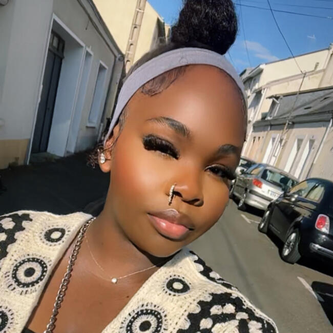 Babysitter in Le Mans: Nasmahane