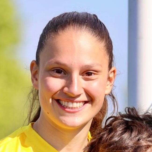 Babysitter in Reims: Nell