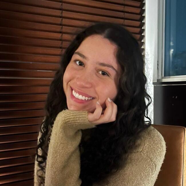 Babá em Curitiba: Débora