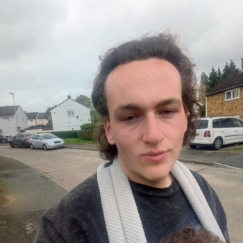 Babysitter in Newport Pagnell: Ash