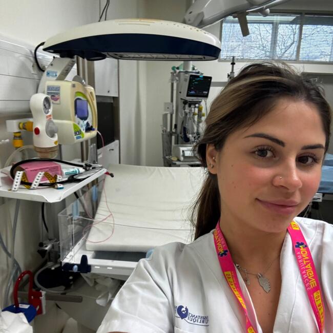 Babysitter in La Ville-du-Bois: Elodie