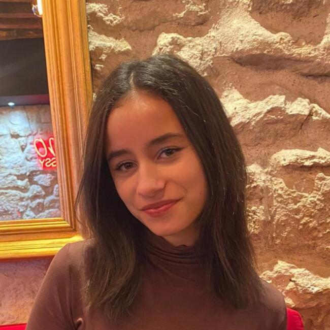 Babysitter in Poissy: Leana