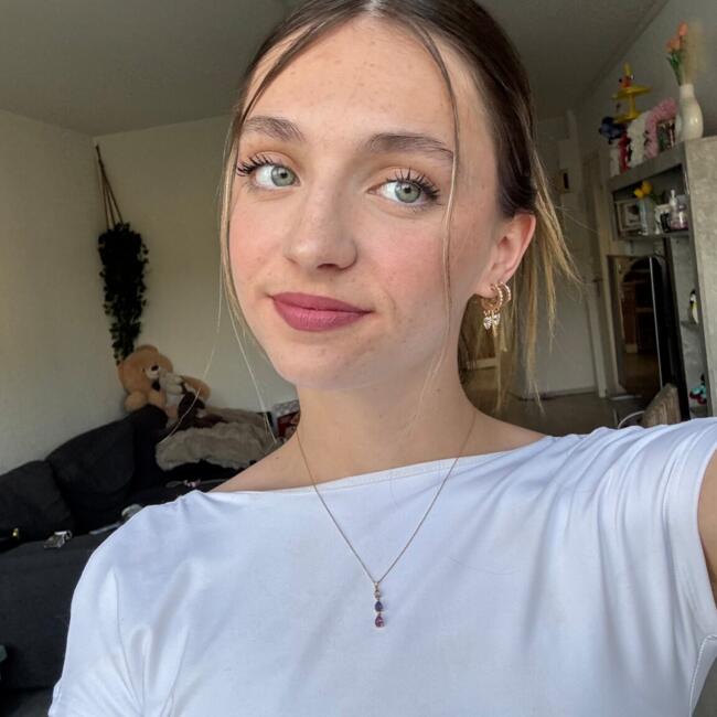 Babysitter in Lure: Ludivine