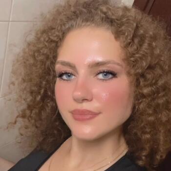 Babysitter in Northampton: Julia