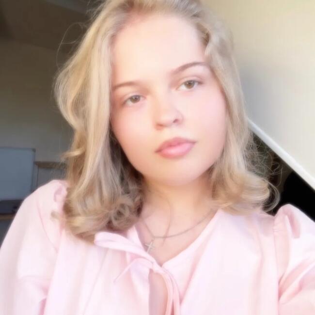 Babysitter in Saint-Avit-les-Guespières: Manon