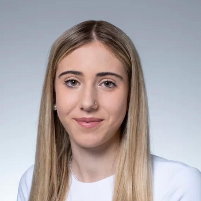 Baby-sitter in Belp: Elena