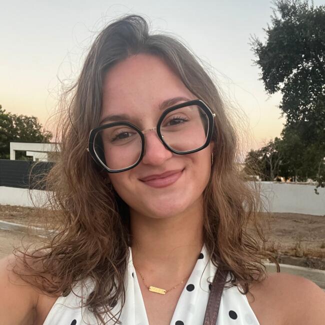 Babysitter in Saint-Pont: Fanny