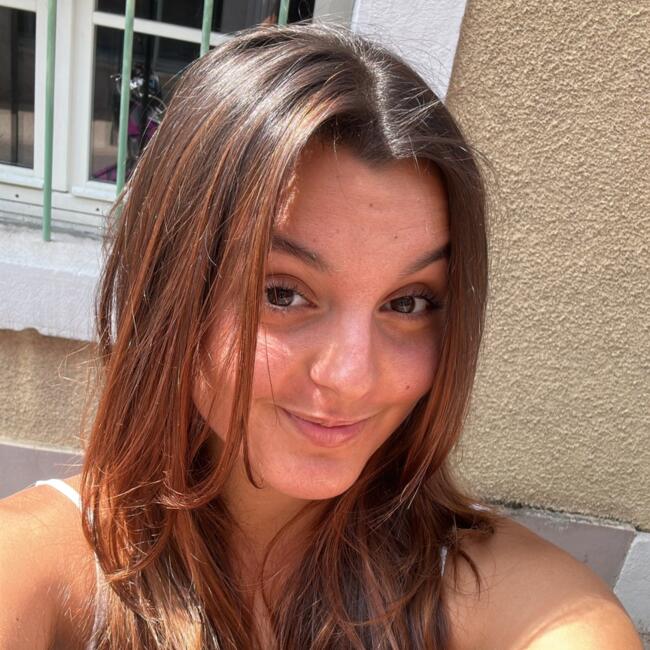 Babysitter in Gex: Lison