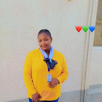 جليسة أطفال الدوحة: Akolo