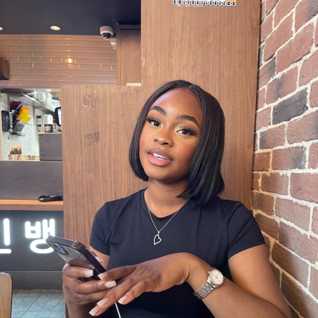 Babysitter in Courbevoie: Kayla