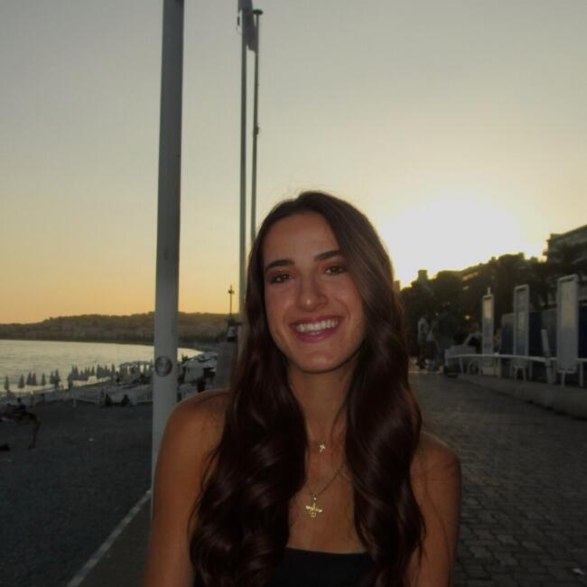 Babysitter in Cannes: Anaïta