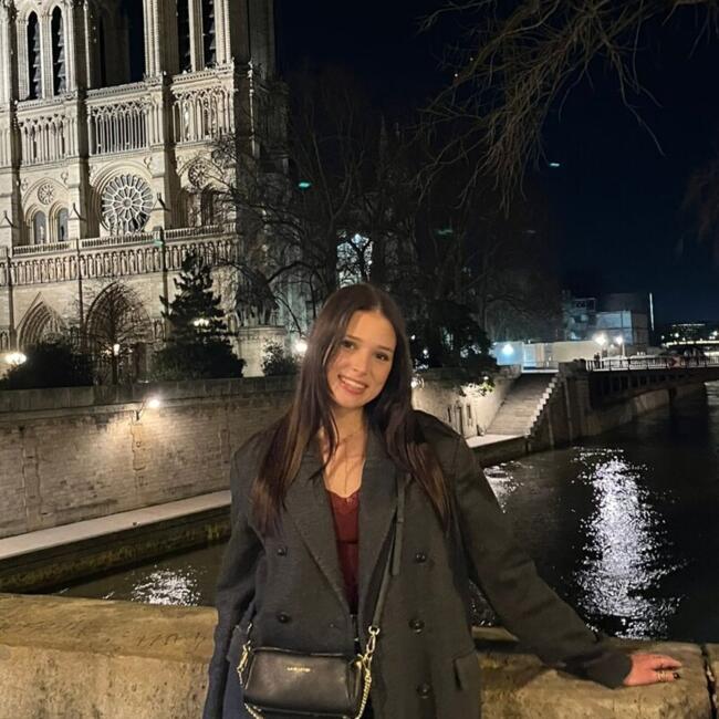 Babysitter in Saint-Gilles: Elina