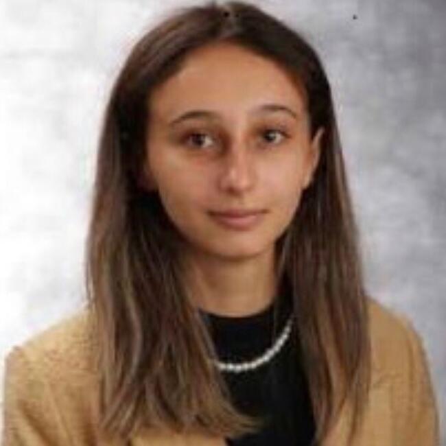 Babysitter in Saint-Ciers-de-Canesse: Lola