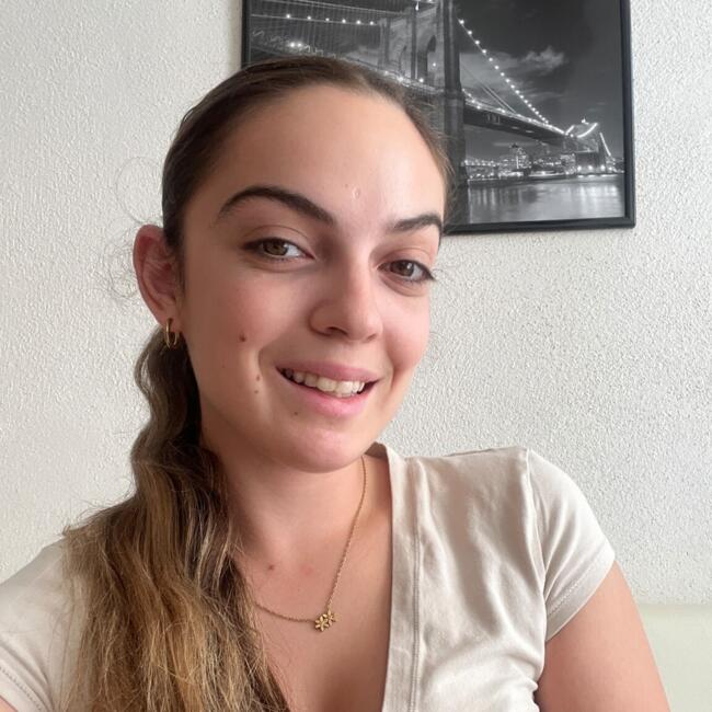Babysitter in Martigues: Elsie