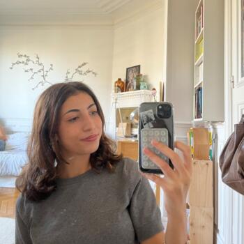 Babysitter in Paris: Nour