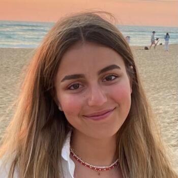 Babysitter in Fontaines-Saint-Martin: Lola