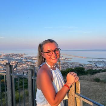 Babysitter in Laval-Morency: Axelle