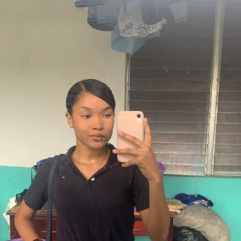 Babysitter in Burunga: Luzcelis