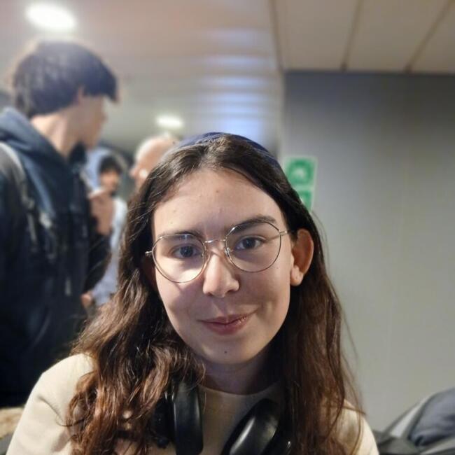 Babysitter in Saint-Aubin-sur-Gaillon: Elina