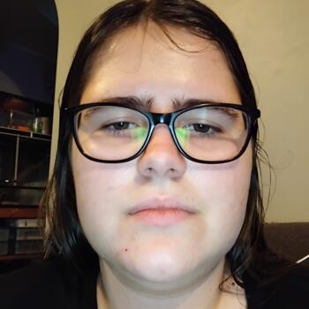 Babysitter in Hamilton: Rhiannon