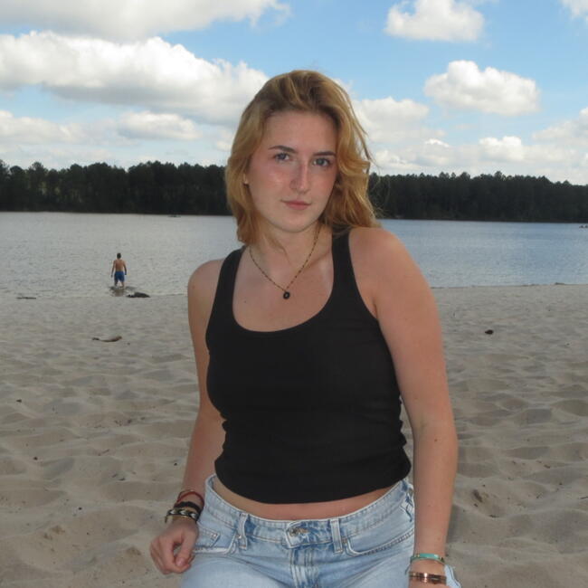 Babysitter in Saint-Médard-d'Eyrans: Elisa