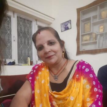 Babysitter Dehradun: Urvashi kaushik