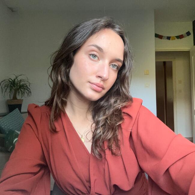 Babysitter in Seillons-Source-d'Argens: Flora