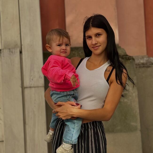 Varuška v Arja vas: Stela