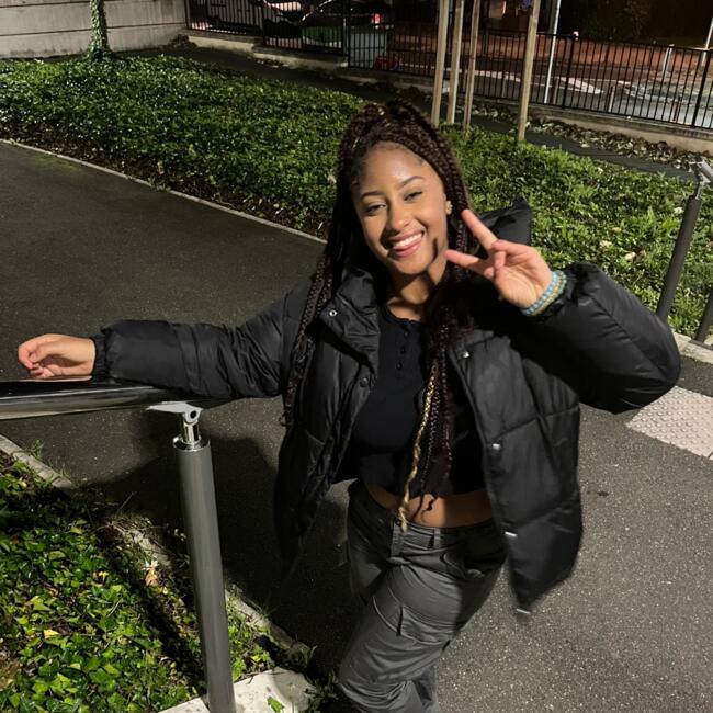 Babysitter in Saint-Thibault-des-Vignes: Linsay