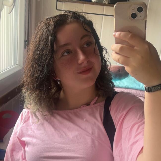 Babysitter in Saint-Laurent-d'Andenay: Angie