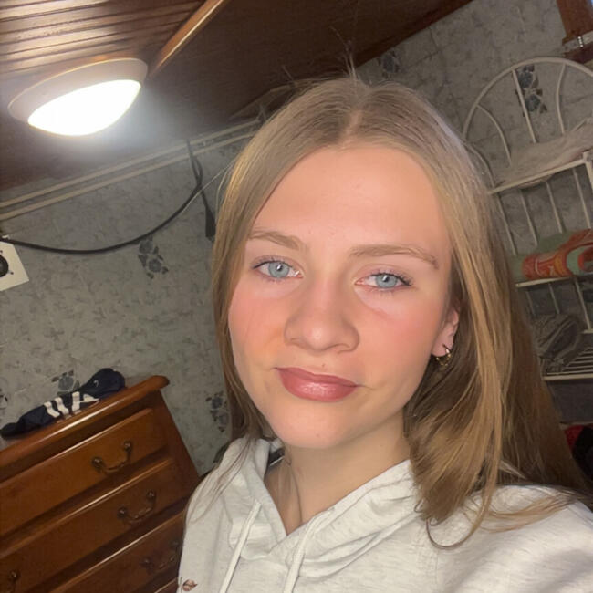 Babysitter in Planaise: Coline