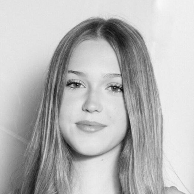 Babysitter in Forest: Iris