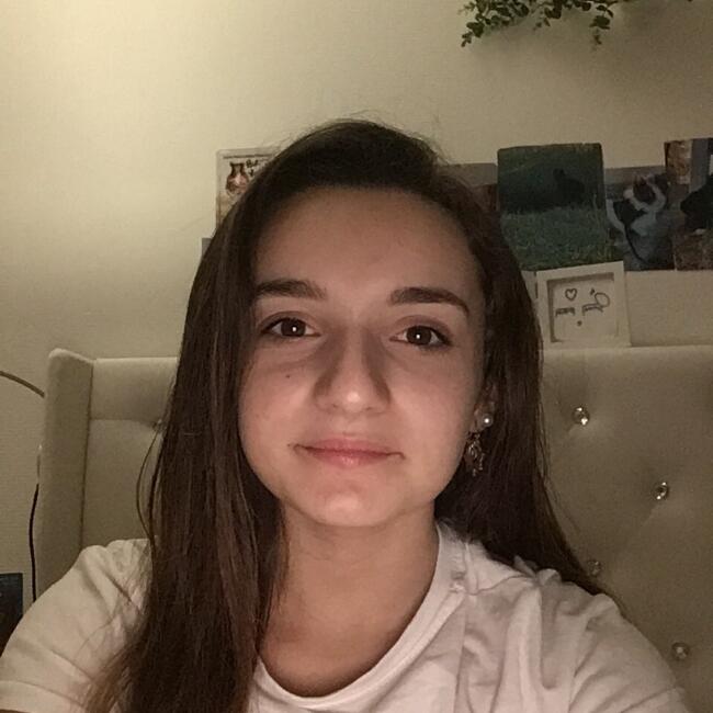 Babysitter in Pact: Lana