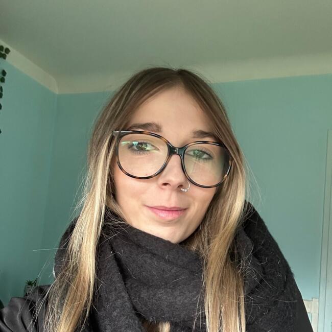 Babysitter in La Roche-en-Brenil: Lucile