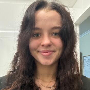 Babysitter in Mackay: Mia