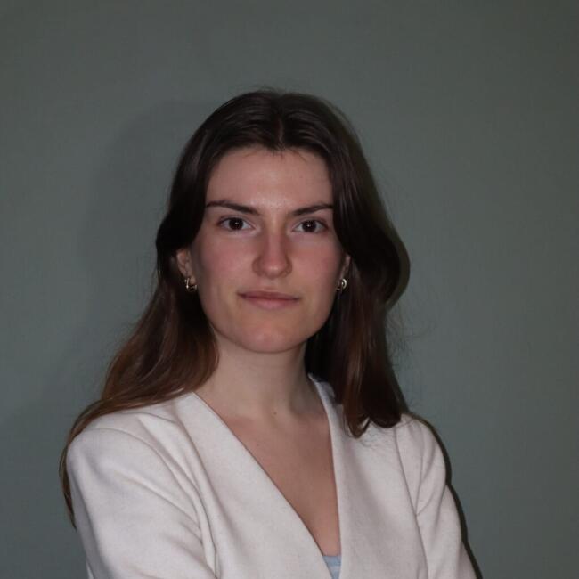 Babysitter in Fleury-sur-Orne: Emma