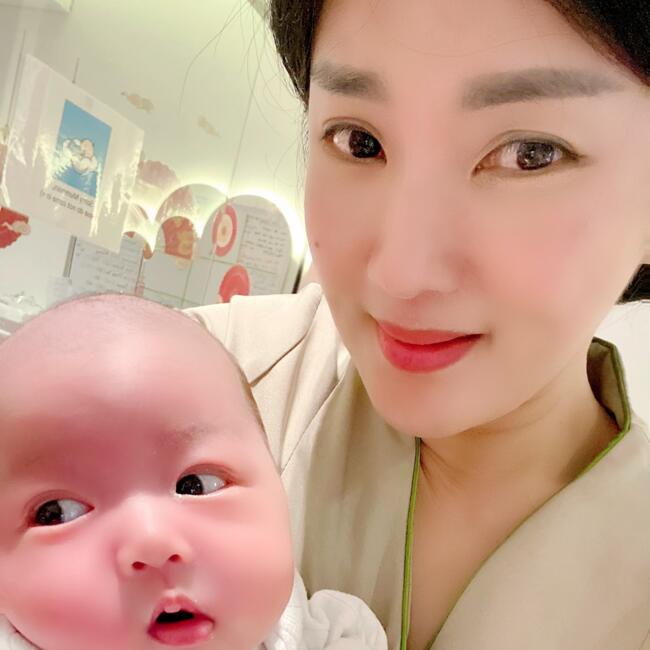 Babysitter in Singapore: Valerie