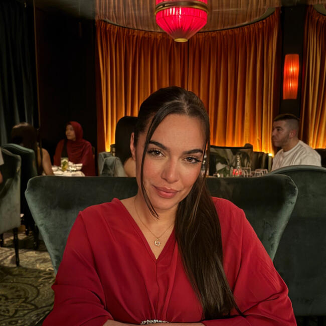 Babysitter in Paris: Lora