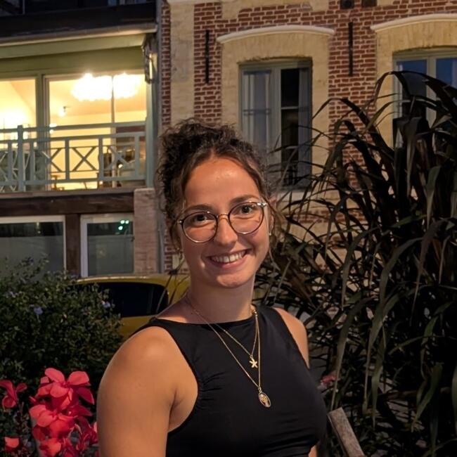 Babysitter in Cormelles-le-Royal: Adèle