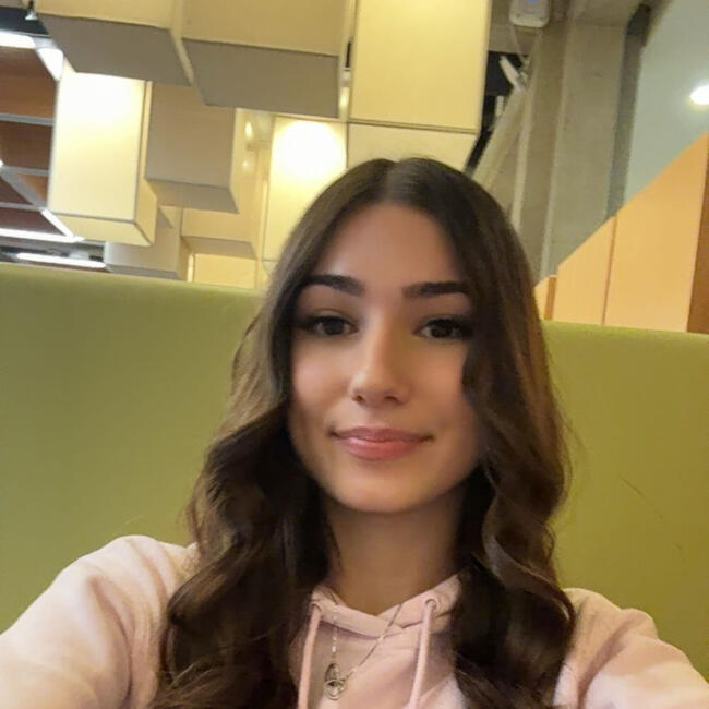 Baby-sitter in Richmond Hill: Nikki