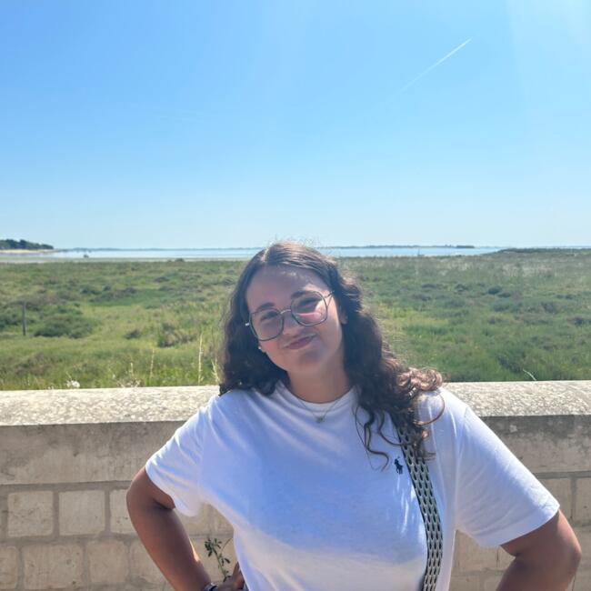 Babysitter in Montluel: Eloïse