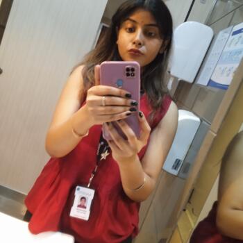 नोएडा में बेबीसिटर: Harshita