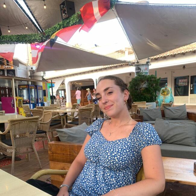 Babysitter in Véron: Yelena
