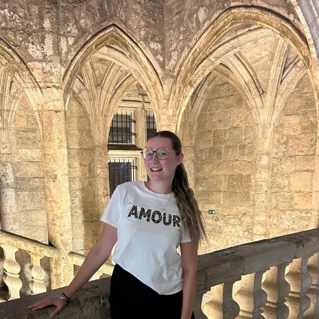 Babysitter in Saint-Romain-la-Motte: Elsa