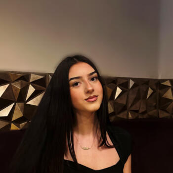 Babysitter in Le Mesnil-le-Roi: Alexandra