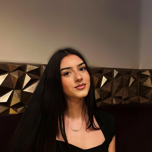 Babysitter in Le Mesnil-le-Roi: Alexandra