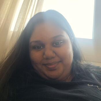 الوالدين دبي: Jhuvana