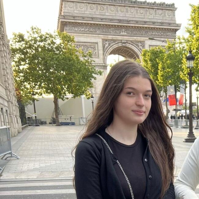 Babysitter in Épinay-sous-Sénart: Vlada